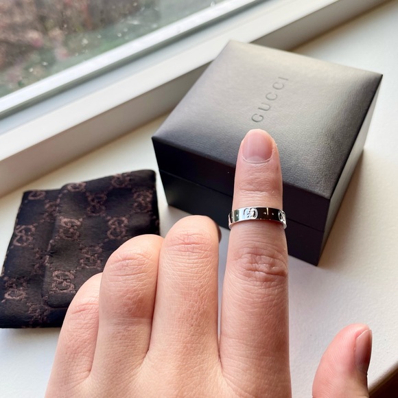 Authentic Gucci ring  solid 18k gold - Picture 1 of 17